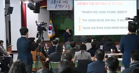 신현국 문경시장이 14일 시청 대회의실에서 2026년 신년 기자간담회를 하고 있다./사진제공=경북 문경시