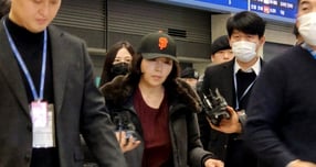 경찰이 '공천헌금' 의혹을 받는 김경 서울시의원을 4일 만에 다시 재소환한다. 사진은 지난 11일 인천국제공항 제1여객터미널을 통해 귀국한 김경 서울시의원. /사진=뉴스