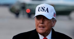 도널드 트럼프 미국 대통령이 미국의 기술 공급망 구축과 제조 역량 강화에 기여하지 않는 일부 첨단 반도체에 오는 15일(이하 현지시각)부터 25% 관세를 부과하겠다고 전했다. 사진은 트럼프 대통령이 지난 13일 미국 메릴랜드주 앤드루스 합동기지에서 기자들을 만난 모습. /사진=로이터