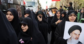 미국이 이란 군사 개입을 시도할 것이라는 관측이 나왔다. 사진은 지난 14일(현지시각) 이란 테헤란에서 반정부 시위 중 사망한 보안군 장병들의 장례식의 모습. /사진=로이터