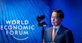 김동관 부회장이 2024년 다보스포럼 연차총회 세션 '세계 최초 탈화석연료 선박'에서 한화의 해양 탈탄소 비전을 발표하고 있는 모습. /사진=한화