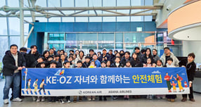 지난 14일 오후 서울 강서구 마곡안전체험관에서 ‘자녀와 함께하는 안전체험’ 행사에 참가한 대한항공·아시아나항공 임직원 및 임직원 자녀들이 기념사진을 촬영하고 있다. /사진=대항항공