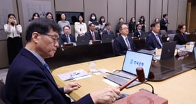 한국은행이 새해 첫 통화정책방향 회의에서 기준금리를 현행 연 2.50%로 동결했다. 사진은 이창용 한국은행 총재가 15일 오전 서울 중구 한국은행 본관에서 열린 금융통화위원회 본회의에서 의사봉을 두드리는 모습./사진=뉴스