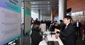 하정우 대통령실 AI미래기획수석이 지난달 30일 오후 서울 강남구 코엑스 오디토리움에서 열린 '독자 AI파운데이션 프로젝트 발표회'를 앞두고 네이버 클라우드 부스에서 설명을 듣고 있다. /사진=뉴스