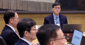 이창용 한국은행 총재가 15일 오전 서울 중구 한국은행 본관에서 열린 금융통화위원회 본회의를 주재하고 있다./사진=뉴스