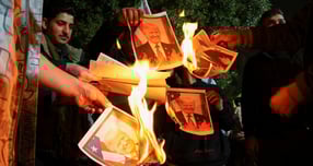 이란 이슬람혁명수비대(IRGC)가 미국과 이스라엘을 반정부 시위 배후라고 거론하며 보복 가능성을 시사했다. 사진은 지난 13일(현지시각) 이라크 바스라 이란 영사관 앞에서 시아파무장 단체 지지자들이 도널드 트럼프 대통령, 베냐미 네타냐후 이스라엘 총리 사진을 불태운 모습. /사진=로이터 