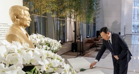 롯데가 2026년 상반기 VCM을 개최한다. 신동빈 롯데 회장이 15일 롯데월드타워 1층에 위치한 신격호 롯데 창업주 흉상에 헌화하고 있다. /사진=롯데