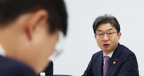 금융당국이 조각투자 전용 장외거래소(유통플랫폼) 예비인가 심사 결과를 내놓지 못하면서 제도화 지연 우려의 목소리가 나온다. 사진은 최근 경기 수원시 팔달구 수원서민금융통합지원센터에서 열린 포용적 금융 대전환 제1차 회의에 참석했던 이억원 금융위원회 위원장. /사진=사진공동취재단