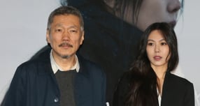 홍상수 감독의 34번째 장편 신작, 영화 '그녀가 돌아온 날'이 오는 2월12일에 열리는 제76회 베를린국제영화제 파노라마 부문에 공식 초청됐다. 사진은 지난 2017년 3월 서울 광진구 자양동 롯데시네마 건대입구에서 열린 영화 '밤의 해변에서 혼자' 언론시사회 기자간담회에서 참석한 홍상수 감독과 배우 김민희. /사진=머니투데이