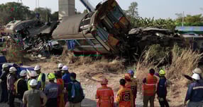 태국 열차 탈선 사고로 인해 한국인 1명이 숨졌다. 사진은 지난 14일(현지시각) 태국 방콕에서 북동쪽으로 230㎞ 떨어진 나콘라차시마주 시키우에서 우본랏차타니주로 향하던 열차를 크레인이 덮친 사고가 발생한 모습. /사진=로이터