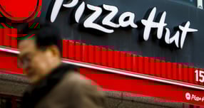 대법원이 한국피자헛 가맹점주 94명이 본사를 상대로 낸 부당이득금 반환 청구 소송에서 "본사는 점주들에게 215억원을 돌려주라"고 판결한 원심을 확정했다.이에 따라 유사 소송을 진행 중인 프랜차이즈 업계에 파장이 일 것으로 예상된다. 사진은 서울시내 피자헛 매장 앞에서 시민들이 이동하고 있다. /사진=뉴시스