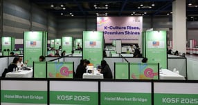 사진은 2025년11월26일 서울 강남구 코엑스에서 열린 2025 해외마케팅종합대전에서 중소기업 관계자들이 할랄마켓 관련 수출상담을 하고 있는 모습./사진=뉴시스 