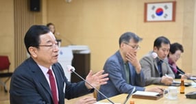 15일 개최된 하남시 공약이행평가단 회의 중 이현재 하남시장(왼쪽)이 민선 8기 공약사업 추진 현황을 설명하고 있다. /사진제공=하남시