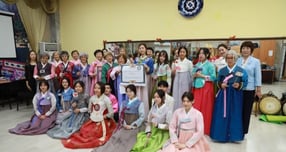 평택시로부터 한복을 선물 받은 카자흐스탄 고려인들이 기념 촬영을 하고 있다. /사진제공=평택시 