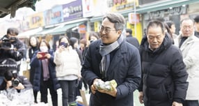  김동연 경기도지사가 15일 의왕 도깨비시장을 방문, 점포를 돌며 상인들과 인사를 나누고 있다. /사진제공=경기도 