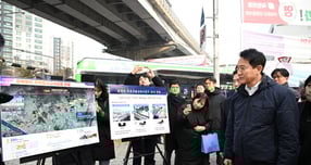 오세훈 서울시장이 15일 서대문구 홍은사거리에서 강북횡단 지하고속도로 사업 계획을 점검하고 있다. /사진=서울시