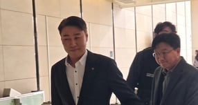 롯데그룹이 15일 2026년 상반기 VCM을 열었다. 사진은 회의장에 들어서는 정현석 롯데백화점 대표. /사진=VCM공동취재단