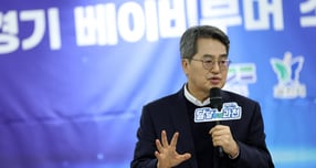 김동연 경기도지사가 지난 15일 과천에서 열린 '경기 베이비부머 소통 라운드'에서 도의 주요 정책을 소개하고 있다. /사진제공=경기도