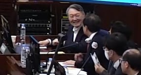 내란 우두머리 혐의로 사형이 구형된 윤석열 전 대통령의 체포 방해 및 국무위원 심의권 침해 사건 1심 선고가 오늘(16일) 나온다. 사진은 지난 13일 서울 서초구 서울중앙지방법원에서 열린 내란 우두머리 혐의 2차 결심공판에 출석해 변호인과 대화를 나누며 미소를 지은 윤석열 전 대통령. /사진=뉴스1 (서울중앙지방법원 제공 영상 캡처)