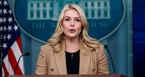 미 백악관이 이란 당국이 사형 800건을 중단했다고 밝혔다. 사진은 캐롤라인 레빗 백악관 대변인이 지난 15일(현지시각) 미국 워싱턴D.C 백악관에서 기자회견 한 모습. /사진=로이터