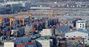 사진은 13일 경기 평택시 포승읍 평택항에 수출용 컨테이너가 쌓여있는 모습./사진=뉴스