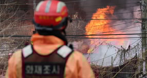 오세훈 서울시장 구룡마을 화재와 관련해 신속 진화를 지시했다. 사진은 이날 오전 서울 강남구 개포동 구룡마을에서 불이 나 소방대원들이 진화작업을 벌이고 있다./사진=뉴스1 