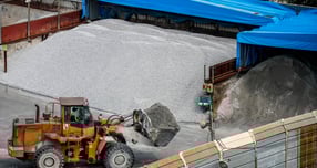 국내 시멘트업계가 경기 불황에 고전하고 있다. 사진은 서울 한 레미콘 공장에서 작업 차량이 시멘트를 옮기는 모습. /사진=뉴시스 