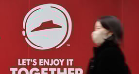   대법원이 한국피자헛 본사가 가맹점주들에게 받아온 차액가맹금 215억원을 반환해야 한다고 확정 판결하면서 프랜차이즈 업계에 후폭풍이 예고됐다. 업계 관계자와 전문가들은 차액가맹금 제도보다 계약의 불투명성이 불공정 행위의 핵심이라고 보고 있다. 서울 시내 한 피자헛 매장에서 시민들이 이동하고 있다. /사진=뉴시스