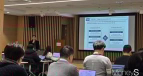 양진수 HMG경영연구원 모빌리티산업연구실장(상무)은 16일 서울 서초동 자동차회관에서 열린 한국자동차기자협회(KAJA) 신년 세미나에서 '2026년 글로벌 자동차시장 전망'을 주제로 발표하고 있다. /사진=최유빈 기자