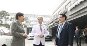 정헌율 익산시장(오른쪽)이 15일 정책 점검차 익산시를 방문한 송미령 농림축산식품부 장관(왼쪽)을 만나 익산시를 치킨벨트 조성사업 모델도시로 지정해 줄 것을 건의했다./사진제공=익산시