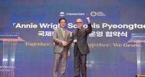 지난 15일 열린 평택시와 애니 라이트 스쿨과의 합의각서(MOA) 협약식에서 애니 라이트 스쿨 이사회 데이빗 오버튼 의장(오른쪽)이 정장선 평택시장(왼쪽)과 손을 맞잡고 화이팅을 외치고 있다. /사진제공=평택시