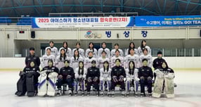 안근영 감독이 이끄는 18세 이하 여자 아이스하키 대표팀이 세계선수권대회를 위해 출국했다. 사진은 대표팀 선수들이 유니폼을 입고 포즈를 취한 모습. /사진=대한아이스하키협회