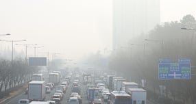 5년 만에 자동차보험료가 인상되는 가운데 손해율이 극심해진 손해보험사의 입장에선 한시름 덜 수 있을 전망이다. 사진은 광주 서구 무진대로 일대에서 차량들이 서행하는 모습. /사진=뉴스