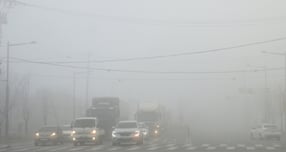 토요일인 오는 17일 전국 대체로 맑겠다. 사진은 전북 지역 곳곳이 초미세먼지와 미세먼지 농도가 나쁨수준이 이어지고 있는 16일 전주시 온고을로에 쌓인 미세먼지로 도심이 뿌옇게 보이는 모습. /사진=뉴시스