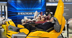 이달 6일(현지 시간) 미 네바다주 라스베이거스에서 열린 세계 최대 가전·정보기술(IT) 박람회 'CES2026' 바디프랜드 전시관에서 관람객들이 ‘733 헬스케어 로봇'을 체험하고 있다. /사진=뉴시스 