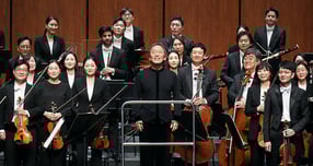 정명훈 지휘자와 바이올리니스트 레오니다스 카바코스, KBS교향악단이 15일 화성예술의전당 동탄아트홀에서 개관 기념 공연을 선보였다. /사진제공=화성특례시