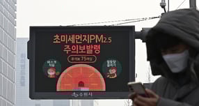 토요일인 17일 전국이 대체로 맑겠으나 대부분 지역에서 미세먼지 농도가 '나쁨' 수준을 보이겠다. 사진은 미세먼지와 초미세먼지 농도가 '나쁨' 수준을 보인 16일 경기 수원시청 인근 대기환경정보 전광판에 미세먼지 관련 정보. /사진=뉴시스