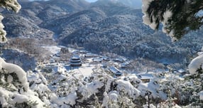 하얀 눈과 고요함이 가득한 겨울 산사는 내면의 소리에 집중하며 사색하기 좋은 공간이다. 사진은 김제 금산사 전경. /사진=한국관광공사. 