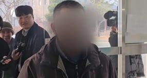 대형 산불을 낸 혐의로 기소된 의성의 한 과수원 농민 등 2명이 16일 오전 대구지법 의성지원에서 열린 선고 공판에 출석하고 있다. /사진=뉴스