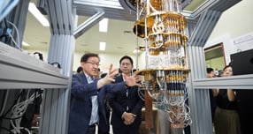 [서울=뉴시스] 김진아 기자 = '퀀텀 코리아 2025'에서 관람객들이 IBM '퀀텀 시스템 원(Quantum System One)' 양자컴퓨터 모형에 대한 설명을 듣고 있다. 2025.06.24. bluesoda@newsis.com /사진=김진아