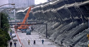 1995년 1월17일 오전 5시46분. 일본을 뒤흔든 고베 대지진 사태가 발생했다. 사진은 1995년 1월18일 일본 고베 한신 고속도로가 지진으로 인해 파괴된 모습. /사진=로이터
