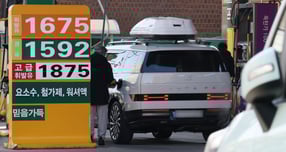 서울 마포구의 한 주유소에서 시민이 주유를 하고 있다. / 사진=뉴스1 