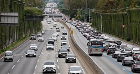 추위가 다소 풀린 17일 전국 고속도로 통행량이 평소 주말보다 증가할 전망이다. 사진은 서울 경부고속도로 잠원 나들목 인근. /사진=뉴시스