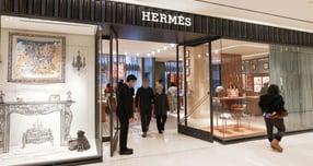 명품 브랜드 에르메스가 고객의 집 주소와 SNS 계정, 구매 내역 등으로 구매 자격을 판단하는 사실이 알려져 논란이다. 사진은 지난해 12월 공식 그랜프 오픈한 서울 중구 신세계백화점 본점 에르메스 매장. 사진 속 매장은 기사 내용과 관련 없음. /사진=뉴스