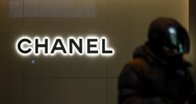 주요 명품 브랜드가 지난해 한국에서 역대급 실적을 거뒀을 것이란 전망이 나온다. 사진은 서울시내 백화점의 한 샤넬 매장. /사진=뉴시스