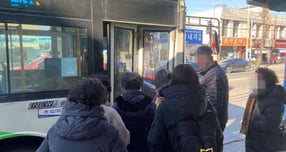 혁신도시 조성 10년이 넘었지만 교통 인프라의 부족 문제는 지속해서 제기된다. 2차 공공기관 이전이 추진되며 교통정책 개선이 이뤄져야 한다는 목소리가 나온다. 사진은 경북혁신도시가 있는 김천시의 시내버스에 탑승하는 시민들. /사진=최성원 기자