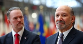 하워드 러트닉 미국 상무부장관이 한국 메모리칩 제조업체와 대만 기업에 미국 내 생산량 증대 약속을 강요하며 최대 100% 관세 부과 가능성을 언급했다.사진은 러트닉 미국 상무장관이 지난해 벨기에 브뤼셀에서 열린 EU 통상장관 회의에 참석했던 모습. /사진=로이터