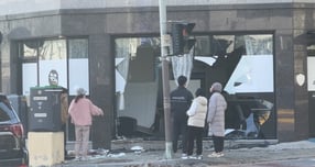 충남 공주시에서 70대 여성이 몰던 승용차 인도로 돌진해 건물과 충돌했다. 사진은 사고 현장. /사진=공주소방서(뉴스1) 