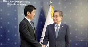 조현 외교부 장관이 한·일 양국의 신뢰와 협력을 축적해 동북아 평화 정착의 모멘텀으로 발전시켜야 한다고 강조했다. 사진은 조 장관(오른쪽)이 지난 8일 서울 종로구 외교부 청사에서 고바야시 다카유키 일본 자민당 정무조사회장을 접견하던 모습. /사진=뉴스