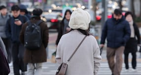 일요일인 18일은 대체로 포근하지만 일부 지역에 비나 눈이 내린다. 사진은 서울 광화문 네거리. /사진=뉴스